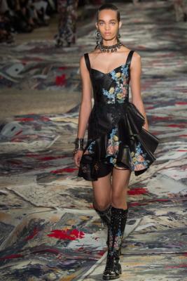 Alexander McQueen Весна-Лето 2017 (71664– Alexander– McQueen–SS–2017–16.jpg)